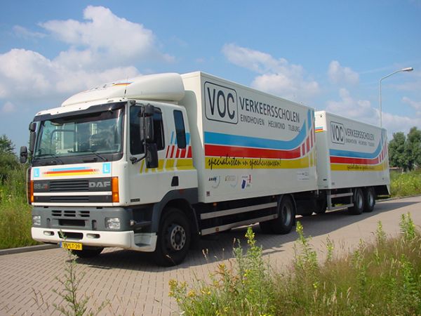 Een vrachtwagen van Rijschool van Oijen die op de weg geparkeerd staat waarin gelest kan worden om het vrachtwagenrijbewijs te halen.